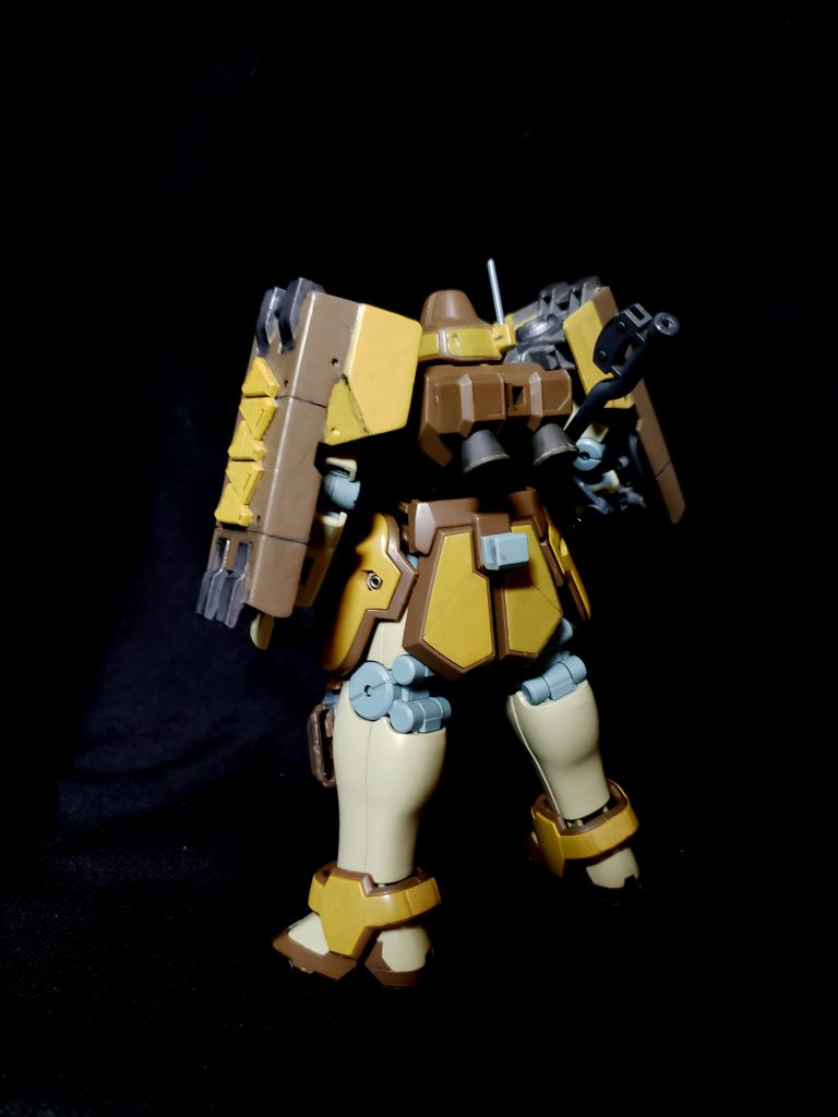 バックショット
数機での行動となる為、頭部に通信アンテナも増設されている。