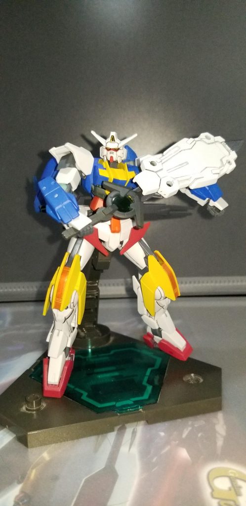 剣はきちんと抜刀までできるように可動範囲を調整してあります。
まずはシールドを回転させて柄を握らせます。