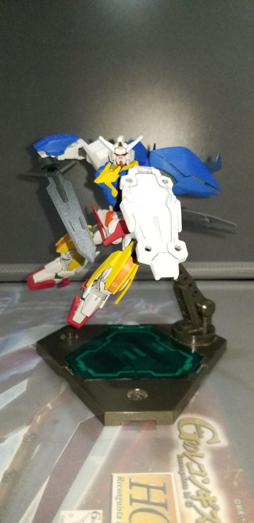 剣でアクションポーズ。中央のクリアパーツはいつか複製して別色を作ってみたいところ。