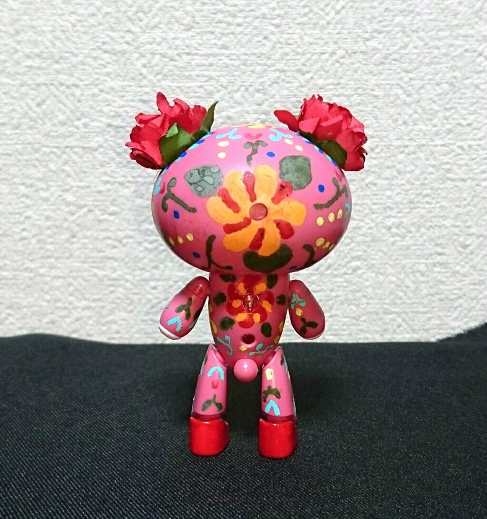 使用したキットは「きゃらっがい モモ」です。
元のピンク色を活かすため、本体は色を変えずに絵付けのみとしました。
ガイコツっぽさが出るかと思い、くま耳の代わりに造花をつけています。
いろいろと参考資料は探したのですが、少々派手にしすぎたかな…?