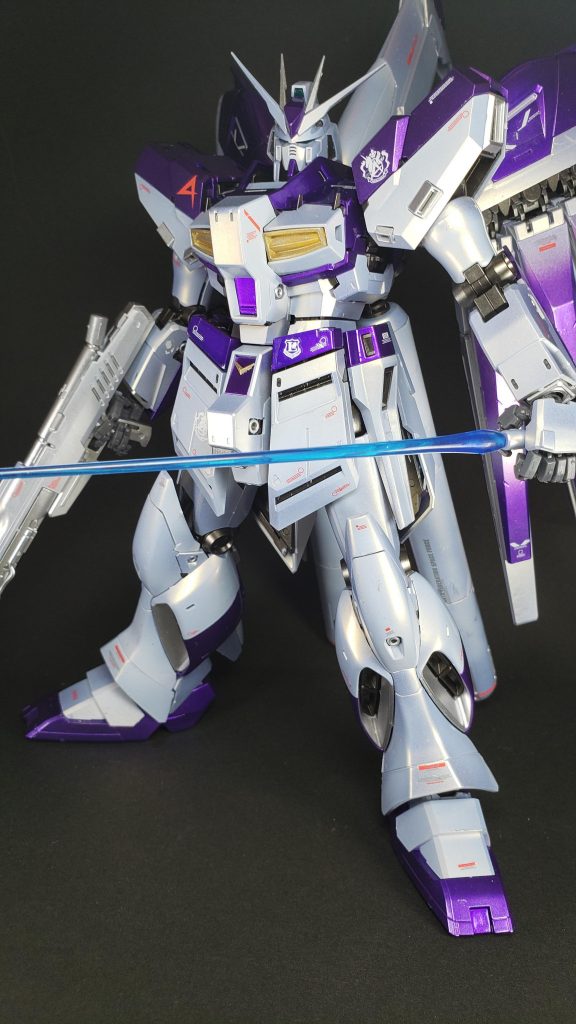 ビーム・サーベル
柄の両端に長短のビーム刃を形成する仕様は劇場版のνガンダムと同様だが、ビーム刃が直刀になった。ビーム刃の色は模型では水色に変更されているが、TVゲームではνガンダムと同じくピンク色である。左右のファンネルラックに各1基ずつを装備。標準型のサーベル1基を左腕に内蔵する点も共通している。