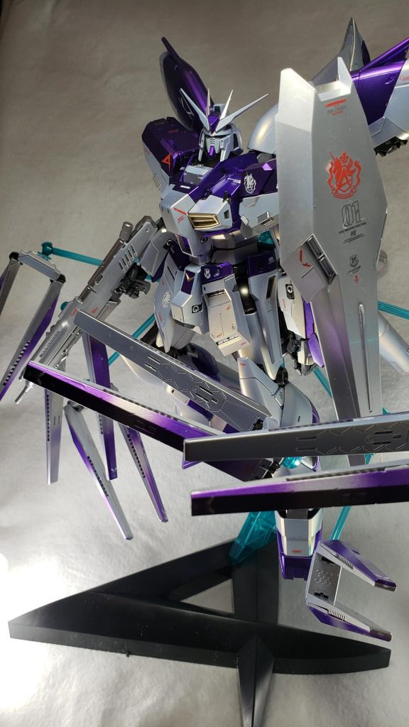 フィン・ファンネル
バックパック左右にフィン・ファンネルのエネルギーの再充填を可能にするファンネルラックを装備している。フィン・ファンネルは折りたたまれ、左右に3機ずつ、ラックにぶら下がるように装備される