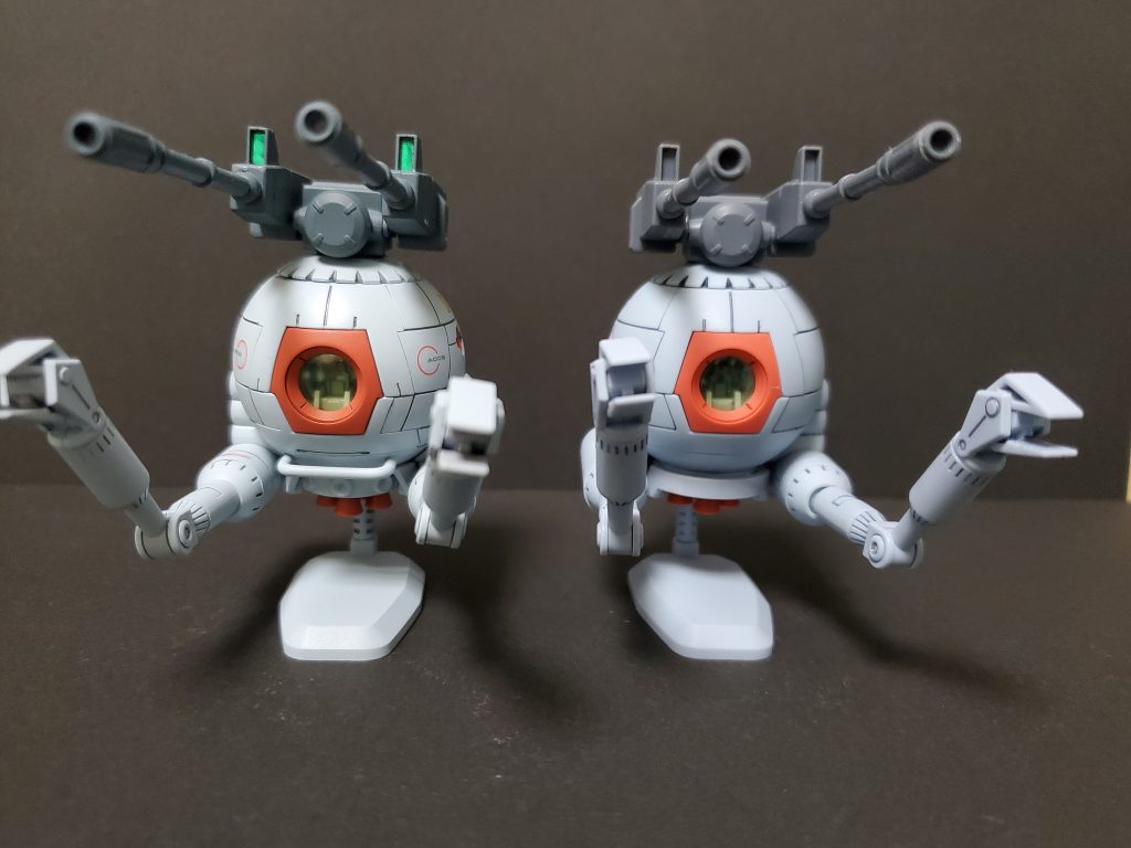 左が改造、右が素組みに艶消しフィニッシュです。
色味がちょっと青すぎる感じがしたので、少し明るい色で調色し、塗装。武装はブルーグレーで。