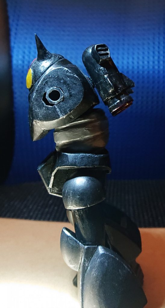 お腹部分をパテを使いブラックオックス特有の前屈みのポージングが出来るようにしています。
腰、脚部分はパテでニク抜きしました。