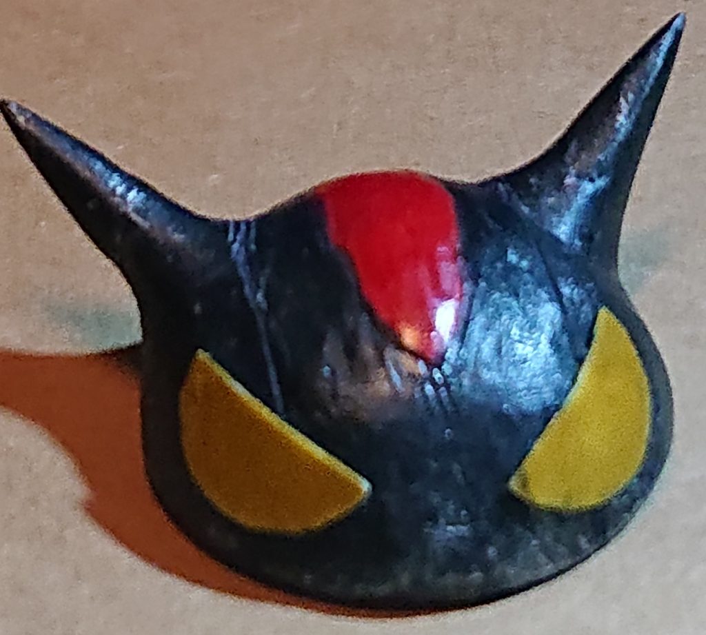 頭は目をプラ板、角部分をビルダーズパーツで制作、頭の真ん中の赤い部分はパテを少しだけ盛り、加工しました。