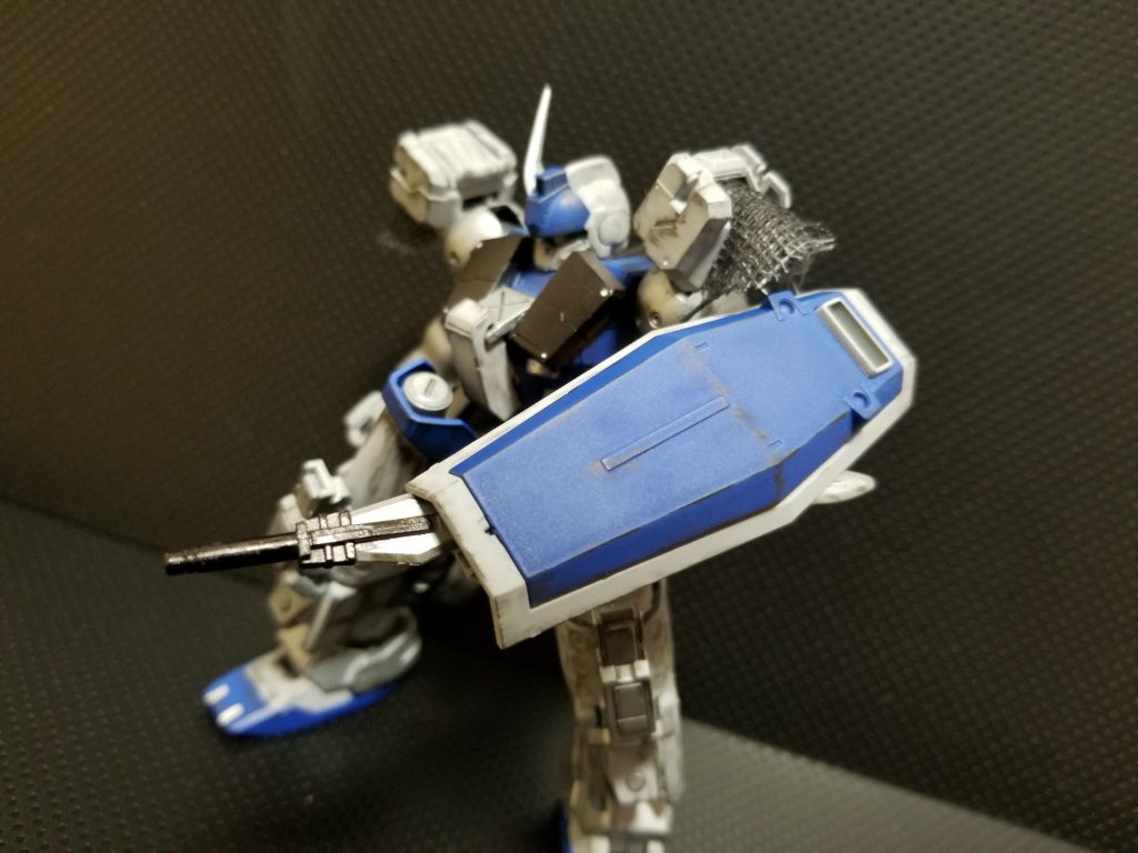 ・ミーレスシールド改修型
ミーレスが使用していたシールドにノーヴリンク用改修プランを施したもの。性能に大差は無いが、盾裏に武器をマウントしている。