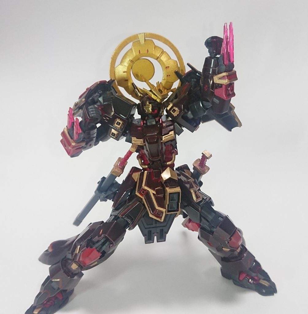 *月牙連爪 ―ゲツガレンソウ―*
腕部に取り付けられたビームクロー。
敵の攻撃を防ぐ等、咄嗟の対応に使われる。
リーチは短くビームでダメージを与える時には拳が当たっているが、本機はパワーが高いので大体結果オーライ。