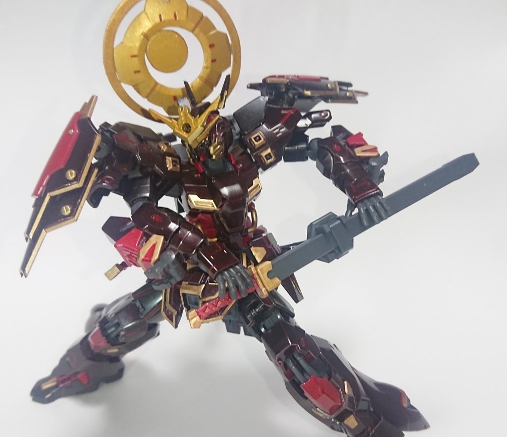 刀は腰からフレキシブルアームでマウントされていて、抜刀するときに手元に寄せることができる。