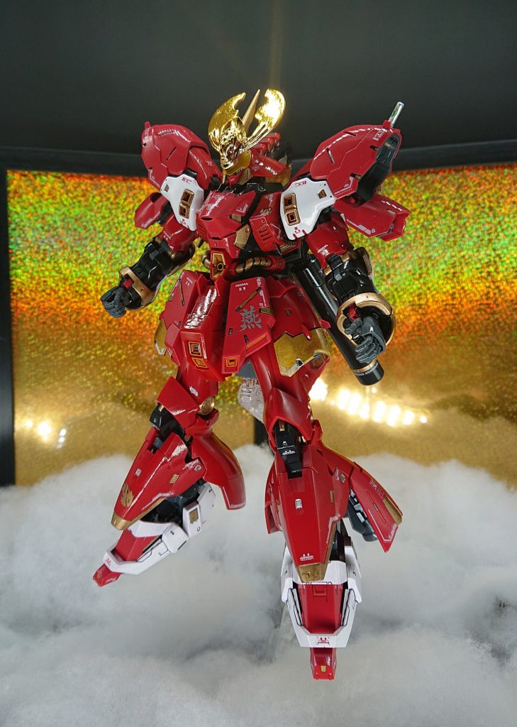 【武者漣飛威(サザビー) 前】
RGサザビーに、こちらも今は絶版の「BB戦士 強化武具セット」に付属の武者サザビー用のシャチホコの鍬形を使って武者化。
その他、武器の刀以外は塗り分けしか行ってません。
ちなみに、長い刀を使う武者漣飛威のイメージが、同じく長い刀を使ってる佐々木小次郎だったので、小次郎の技「燕返し」から引用して、腰アーマーに漢字デカールの「燕」を使いました。

※写真撮ったあとにファンネルと刀が逆なのに気付きました…。