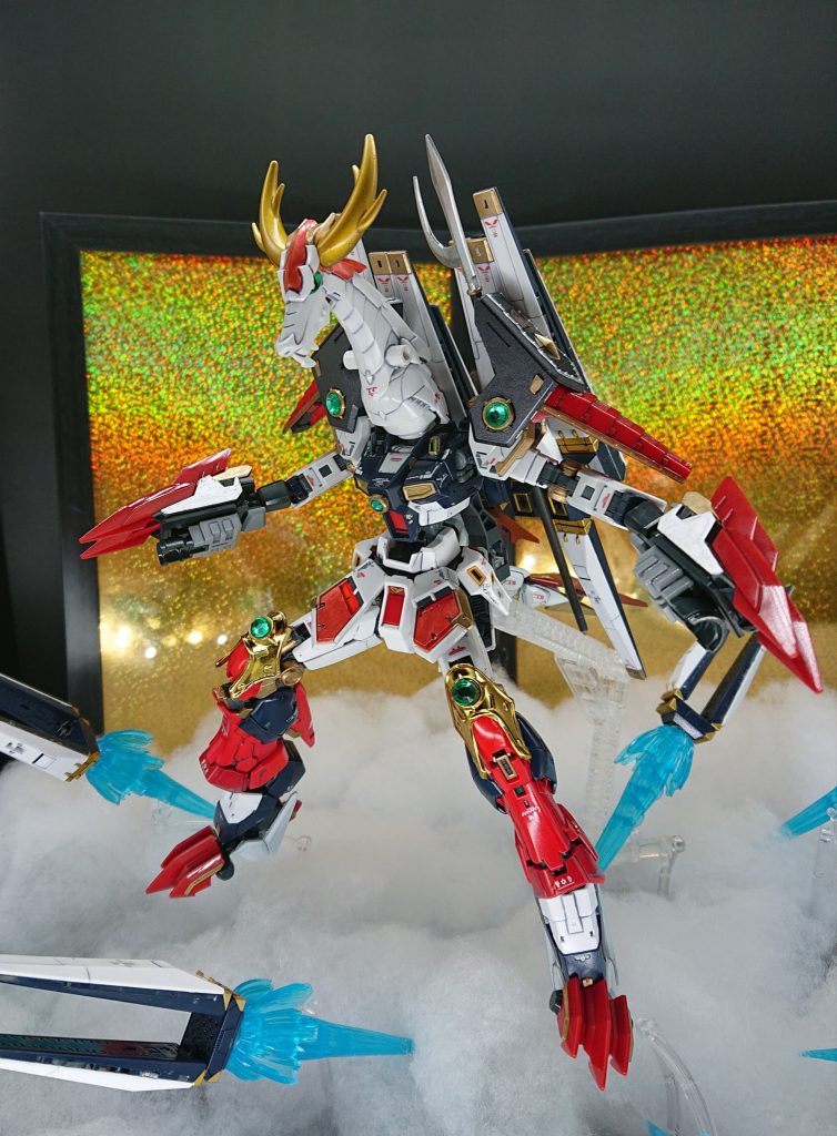 【龍神昇来】
武者仁宇といえば、やっぱり龍神モードへの変形です。
BB戦士の烈伝版仁宇の頭に、手・足・尾はダンボール戦機のトライヴァインを使って再現しました。