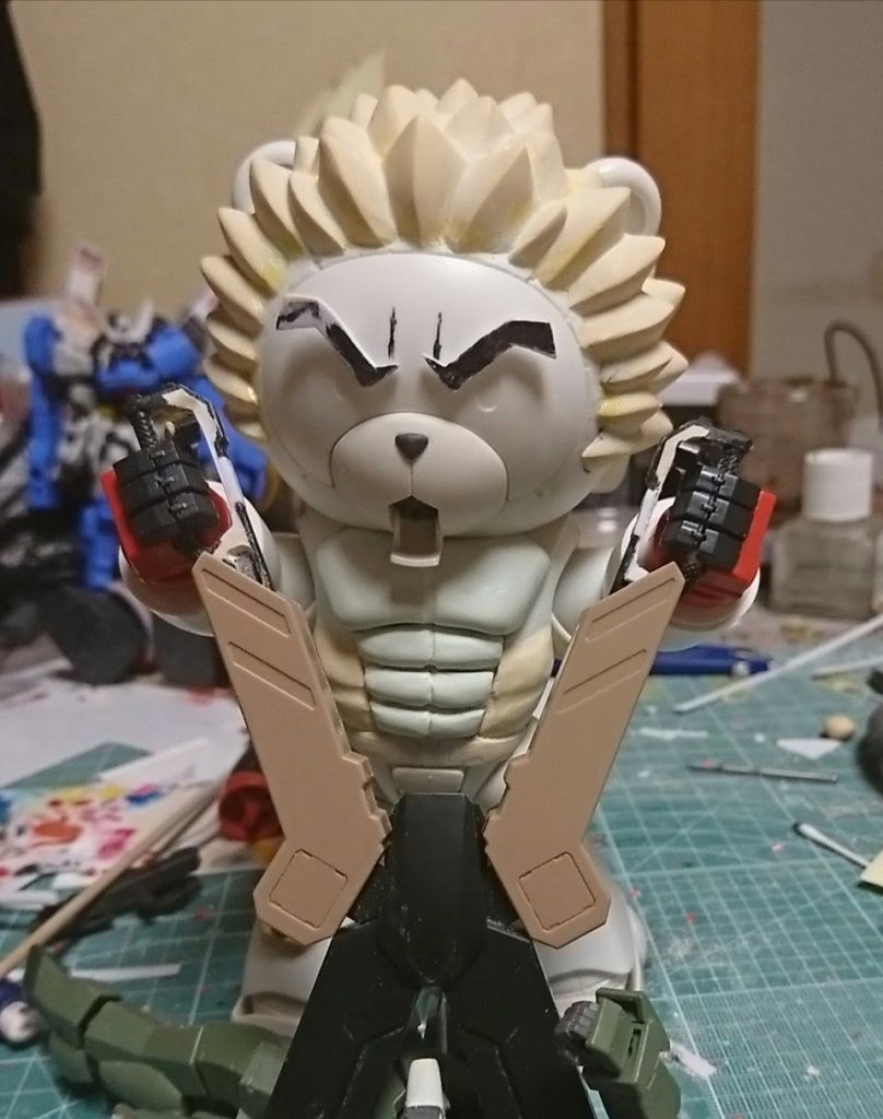 フルシティーのペンチの持ち手部分は、
そのままだと小さすぎて手が入らないので、プラ板とパテで長さを延長してます。
これでストレスなくペンチを武器として扱えます。