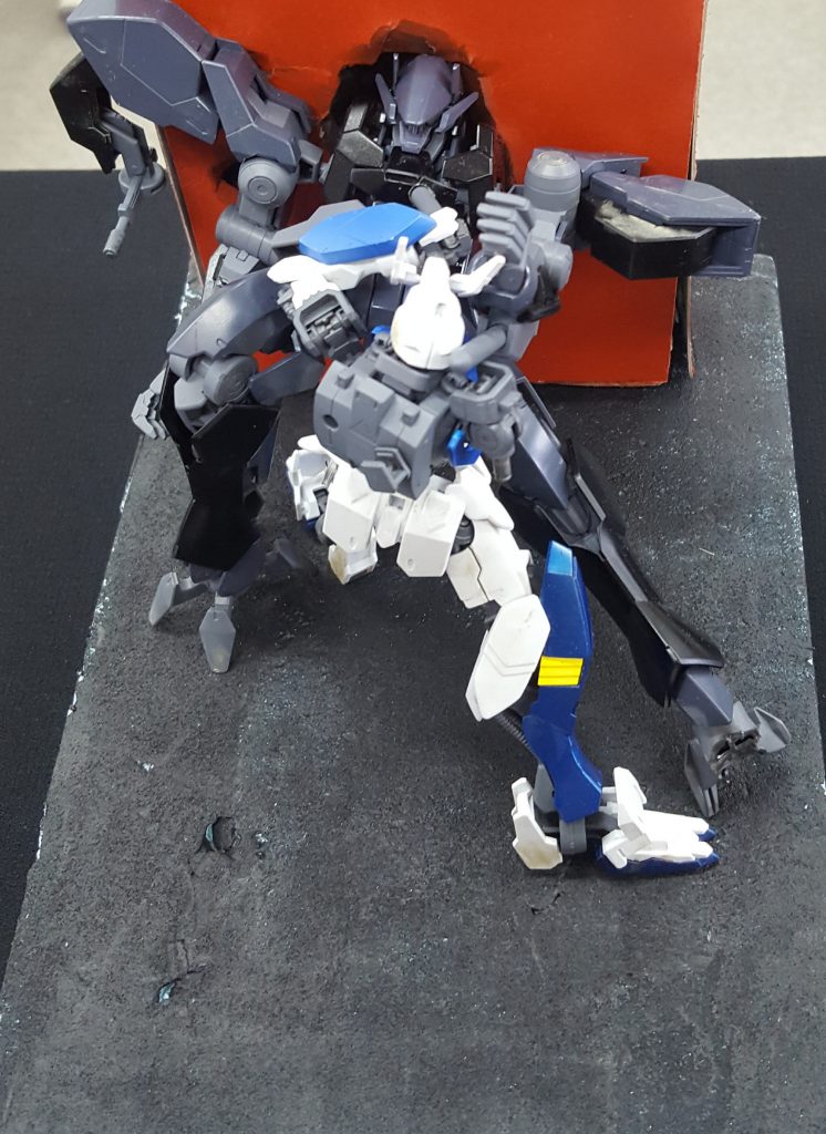 そもそも作ろうとしたきっかけはアジーさんがアインに殺されたと勘違いしたことからでした(生きてましたが)。放送後即バルバトスとアインを買ってしまったのでもう作るか(諦め)って感じで最終決戦のジオラマも作りました。アインのパイルバンカーを折ってそれでトドメをさしています。