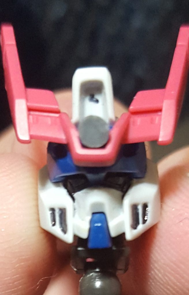 最初はデュエルの頭部をそのままで作る予定でしたがブレードアンテナを無くしまして。急遽ギャラクシーキャノンのために買ったフラウロスのブレードアンテナを付けました。