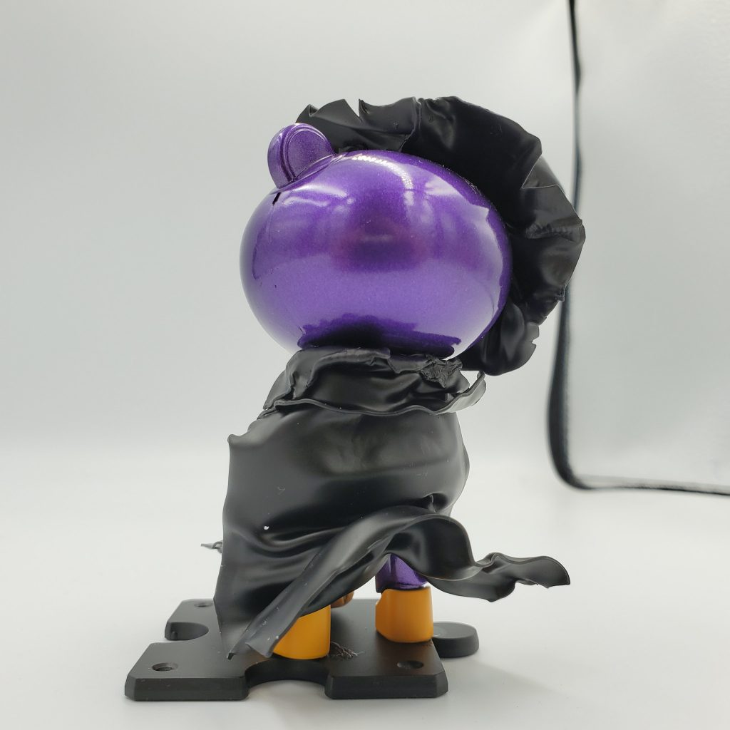 帽子とローブはプラ板を炙ってそれっぽく。
ジャック・オ・ランタンも試作の帽子と余ったパテとプラ板で適当にでっち上げました。
台座にはクラフトボンドで固定してあります。