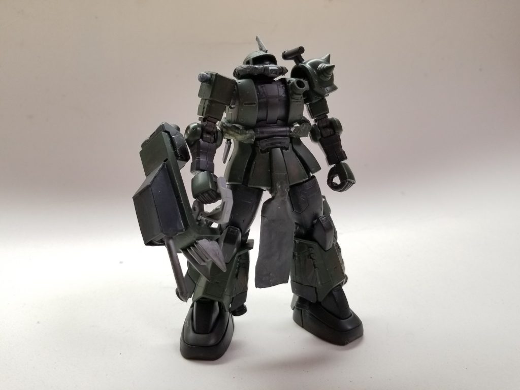 シールドクローとパイルバンカー装備した状態
シールドクローはシールド下部にある外付けのブースターで加速し対象の装甲を貫きやすくなっている。