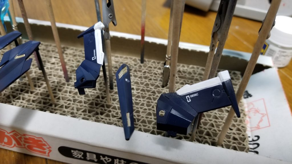 基本的にデカールは、白と紺のパーツに貼らせて頂きました。理由としては青い光沢ヌルテカ仕上げのパーツは「蒼穹」の青空は曇りなき蒼にしようという狙いがあったからですね(「・ω・)「