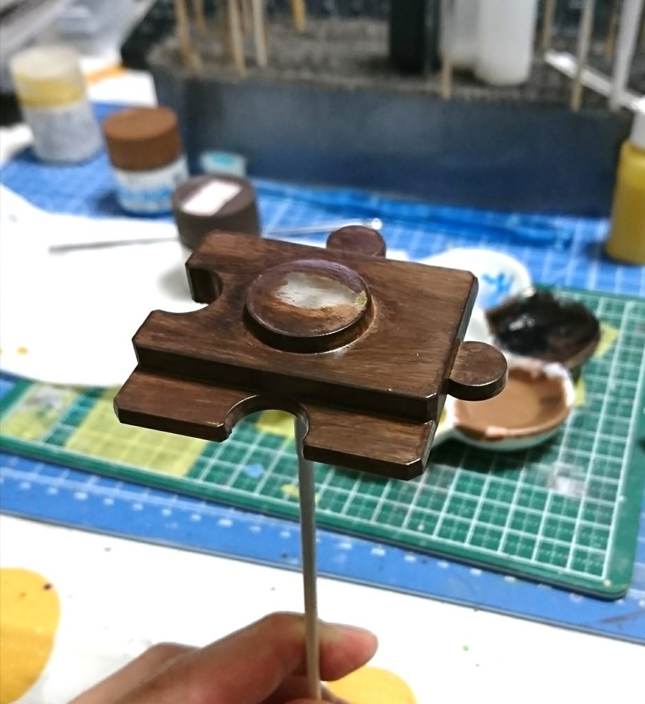 台座等の木目調は、ベースイエロー → ブラック → ウッドブラウン → マホガニーを、粗い筆でガッサガサと塗りたくって表現しました。木で出来ているように見えたら嬉しいです。