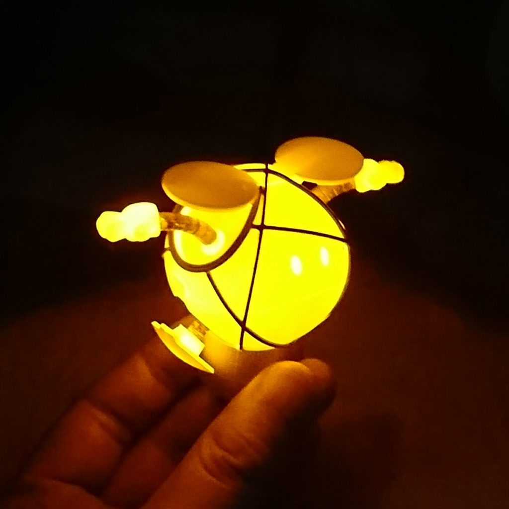 暗所で発光!!手や足先も光らせたかったので、腕や足を、光ファイバーを埋めたパーツに複製&置換しました。