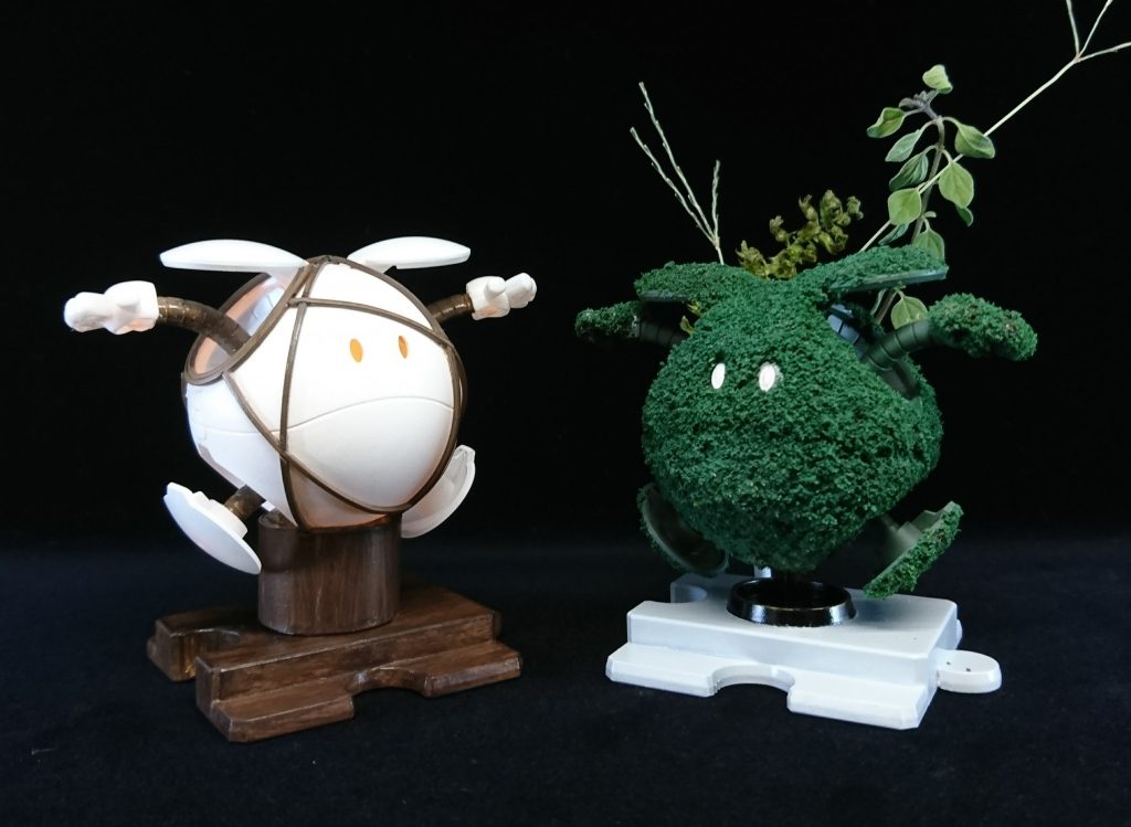 向かって右がペインティングモデルのホワイトを使った苔玉ハロ。左がクリアを使った行灯ハロです。