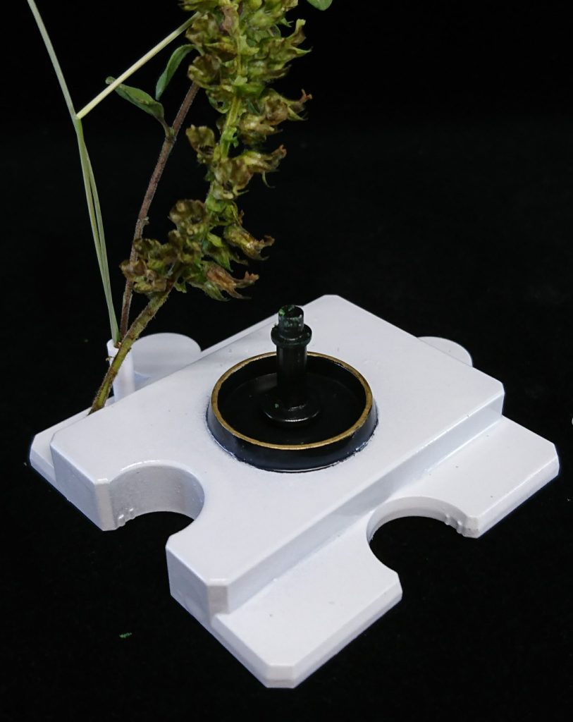 苔玉ハロを設置するとあまり見えなくなるのですが、台座の中央部はお盆のイメージで黒く塗装&ゴールドで縁取りしています。