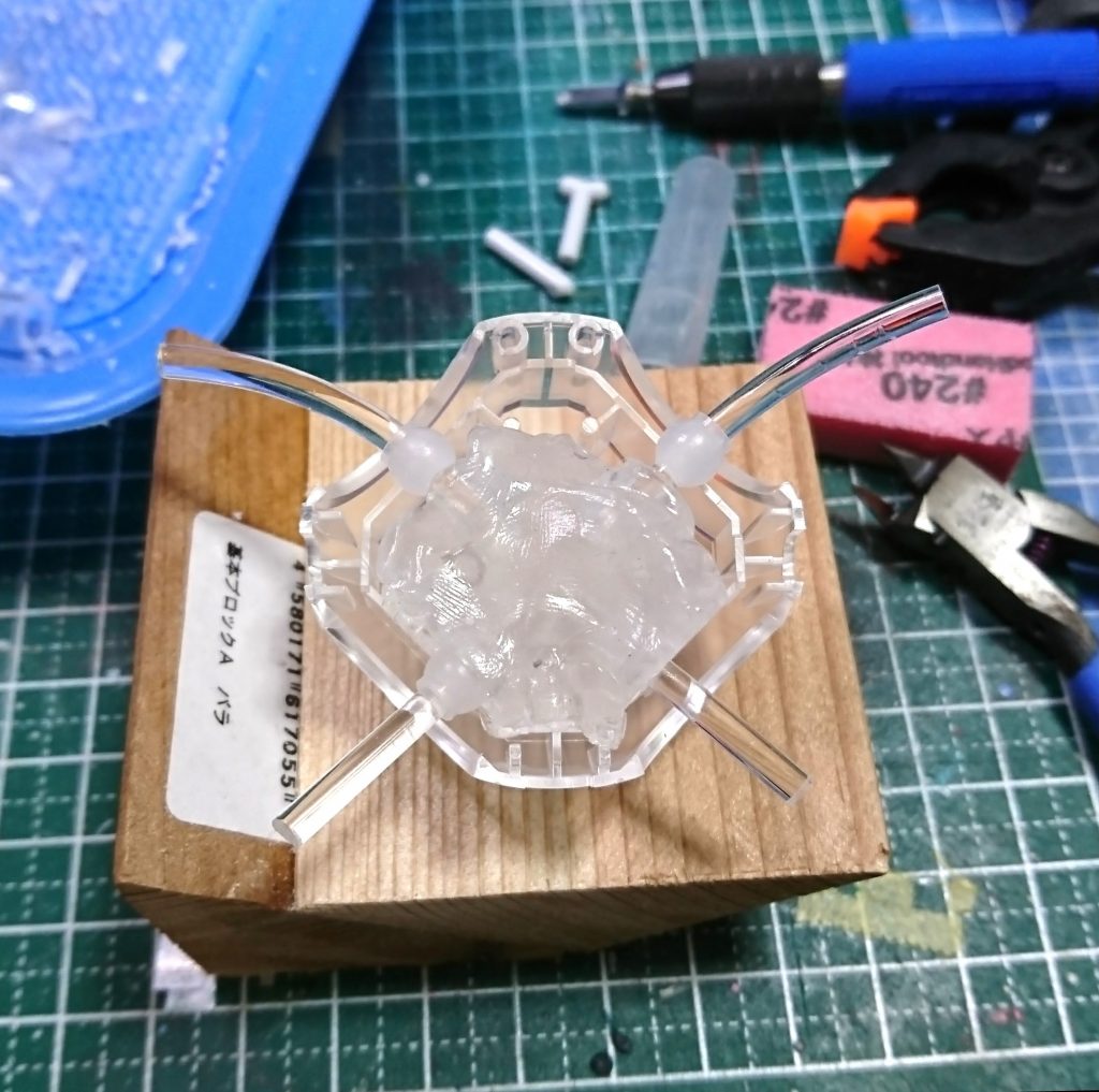 お次は行灯ハロの制作記録。内部パーツの代わりに、おゆまるの無色で手足や内蓋等を固定しました。こちらも色々試行錯誤で、試作時点では透明プラ棒を使おうとしていたり。