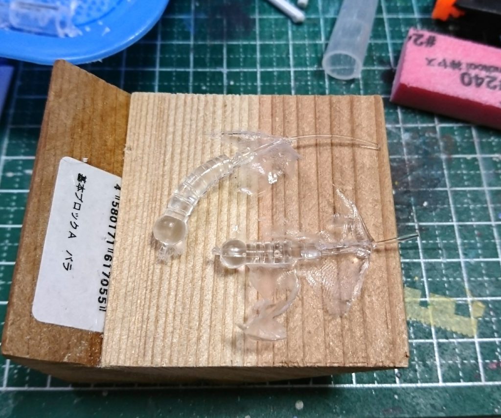 しかし、プラ棒では下から当てるLEDの光を拾える角度にならない為、最終的に光ファイバー+レジンでの複製パーツの組み合わせで行くことに。