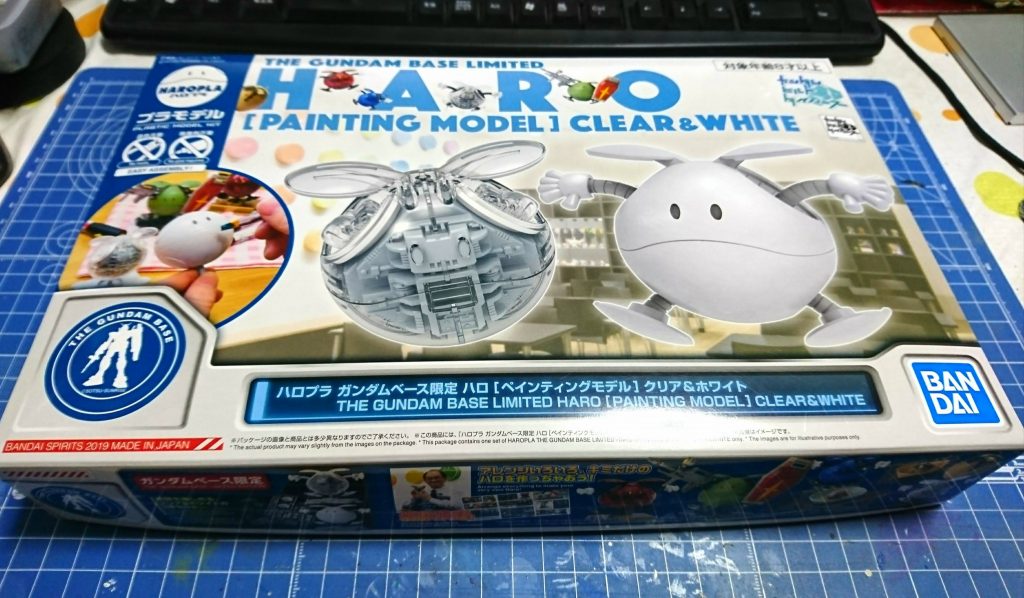 使用キットはガンダムベース限定 ハロ「ペインティグモデル」クリア&ホワイト。税込1,100円でハロが2つ入っています。