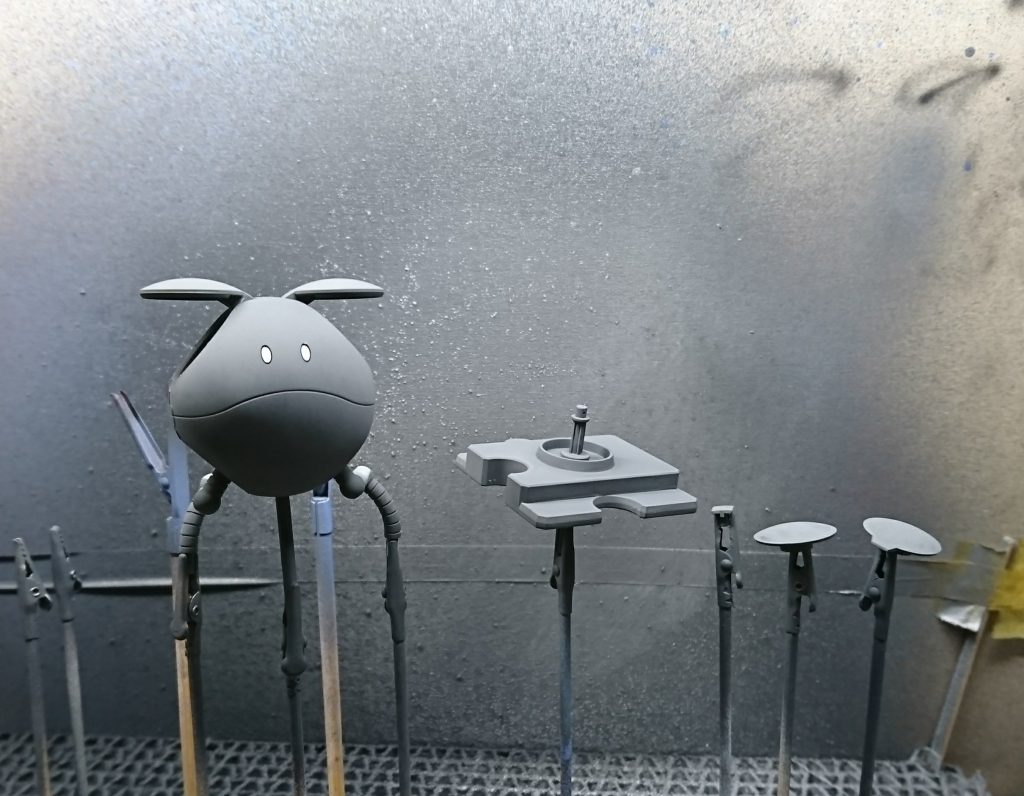 苔玉用ハロにベースグレーを吹いたところ。この後、水で溶いた木工ボンドを塗ったり垂らしたりして情景素材を固着させていったのですが、えらい苦労したので途中の写真が全然ありませんでした(笑)