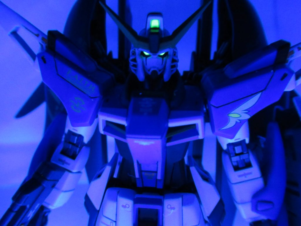 最後にお気に入りの写真。
センサー類はガイアノーツの蛍光グリーンで塗ってあるのでブラックライトを当てると光ります。
中々悪そうな目付きでカッコイイです