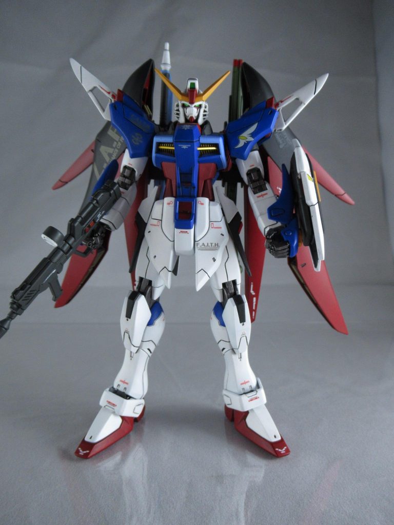 全体です。
ライフル及びシールドにはネオジウムを仕込んであるので接続用のピンが無くても腰にマウント出来たり腕に無理なく保持が出来ます
また、腕の装甲部分がわざと浮くようにパテを盛っています。