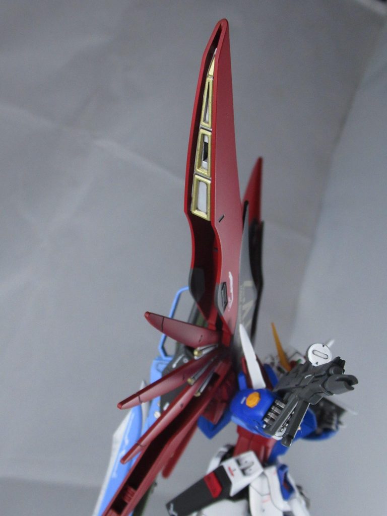 足やバックパック、翼のスラスター等も中まで塗ってあります。