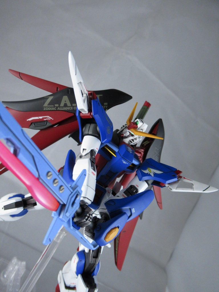 頭部バルカンやアロンダイト、名無し砲の一部にはメタルパーツを使用しています。