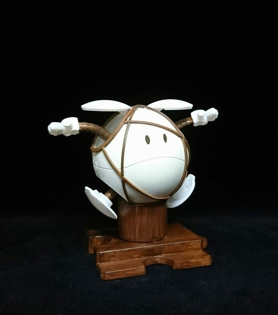 お次は行灯ハロのアップ。こちらは全体にベースホワイトを吹き、腕や足、台座は木で出来ている風に塗装。プラ棒も木目調に塗って、枠木のイメージで巻き付けました。