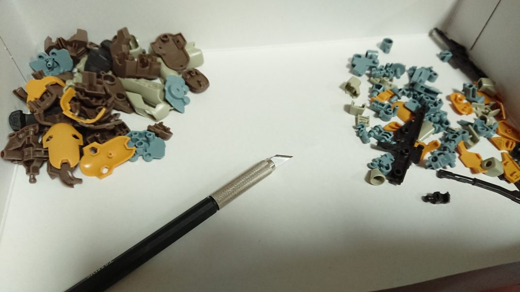 全てをニッパー→デザインナイフ→ヤスリ3種→コンパウンドで磨いてます。