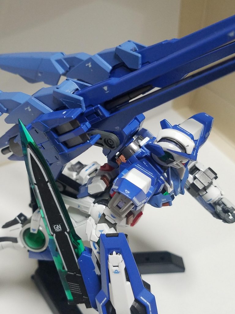 ウエポンパックはGN粒子貯蔵タンクにドリルで穴を開けて差し込み。
ウエポンパックを外した後もタンク固定用パーツで隠れる大きさです。