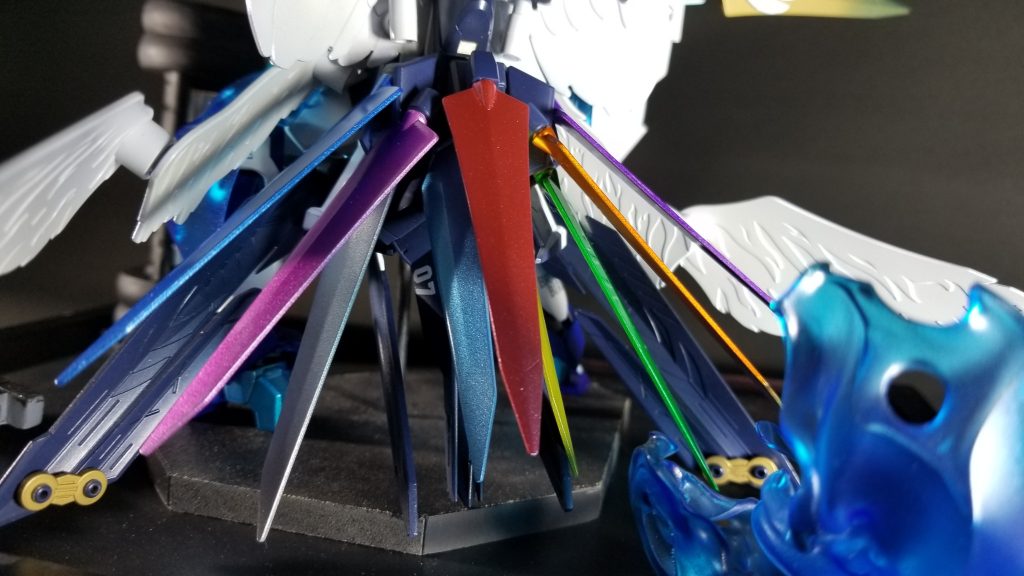 腰後ろ。
不死鳥ということで9色の小羽を。