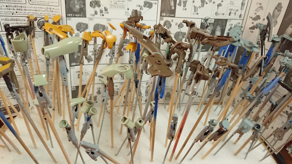 シール部分のみの部分塗装のつもりが･･･。
やっぱりオレンジの部分は全部同じ色がいいよな～塗ろう！→オレンジのところだけ塗ったら茶色が素って浮くよなぁ～塗ろう！→どうせら足も塗ろう！→ここまで塗ったら関節浮いちゃうから塗ろう！

その結果。