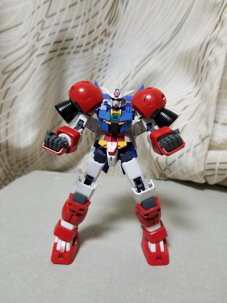 通常正面
肩アーマーに追加でスラスターを付けてタックルの際傾けスピードを加速させ破壊力をさらに上げます