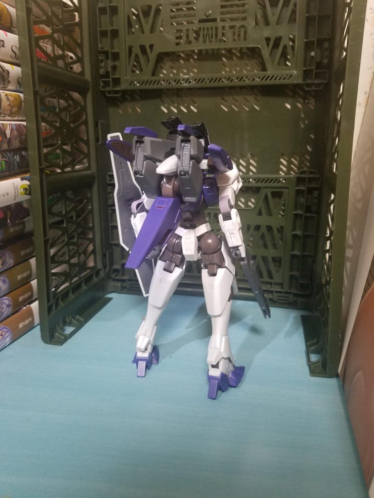 バックパックは無理にごちゃごちゃさせないように頑張ったのですが、出来たときにはこんな風に、セラフィムの脚をブースターに見立てジンクスの腰部分を軸にしてます。