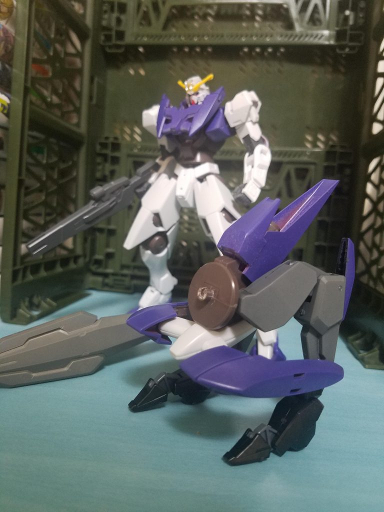 ジンクスの腰にコックピットがあるので、バックパックにしたからには緊急脱出できるようにユニットになってます。