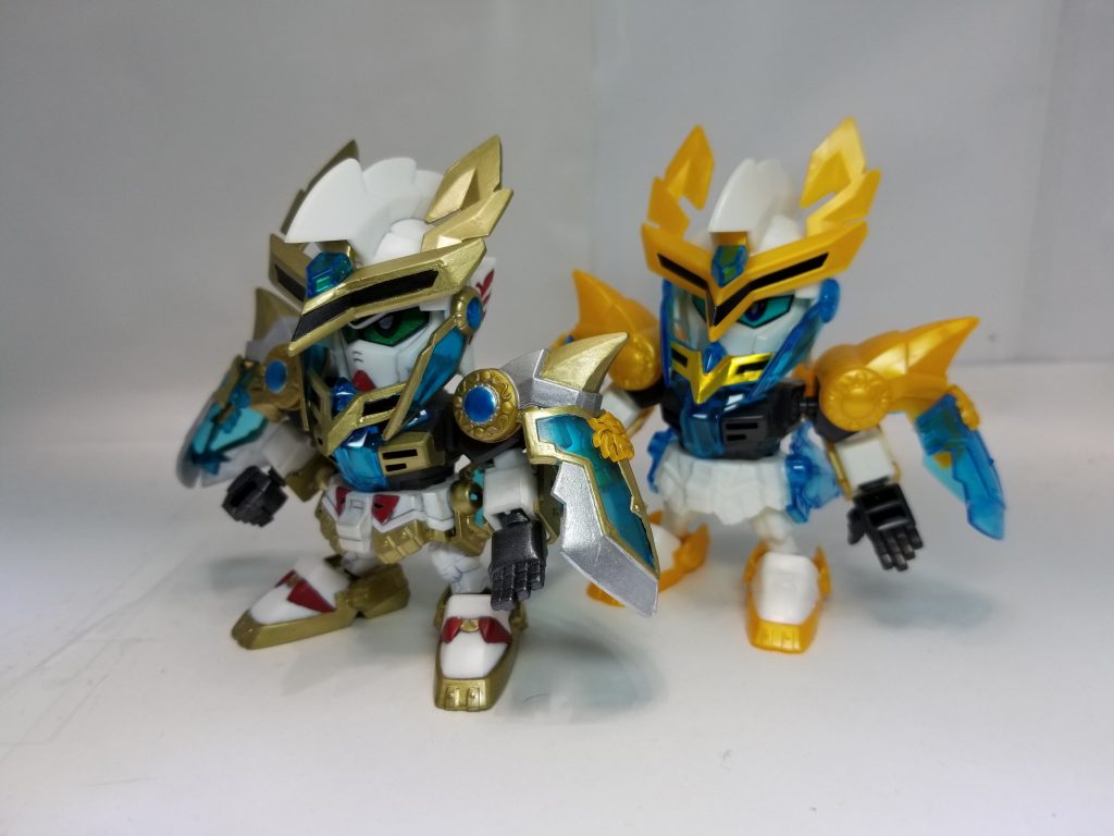 無塗装、無改造の孫権ガンダムと並べました。
左の平手の肉抜き穴がめっちゃ目立つので埋めて正解でした。