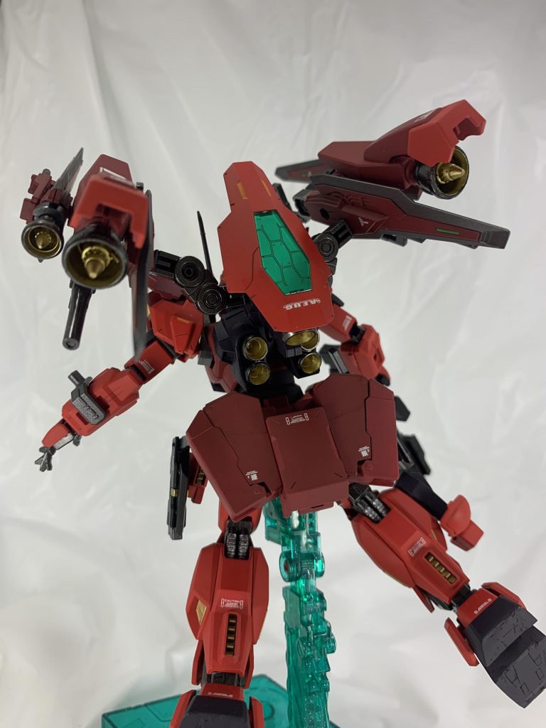 背部スラスターユニット
大型可動式バーニアにより、機動性を大幅に向上する。ウェポンラックにもなっており、ビームマシンガンを装備。

センサーシールド
機体背面にマウントすることで、補助スラスターとなる他、頭部のセンサーと連動し射撃精度と索敵能力を高める機能がある。