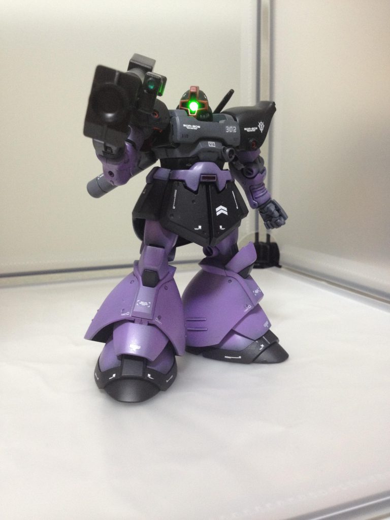 塗装は黒サフ下地にガイアカラーのエヴァパープル、フロストマットブラック、ニュートラルグレーで塗装、つや消しでトップコートしています。