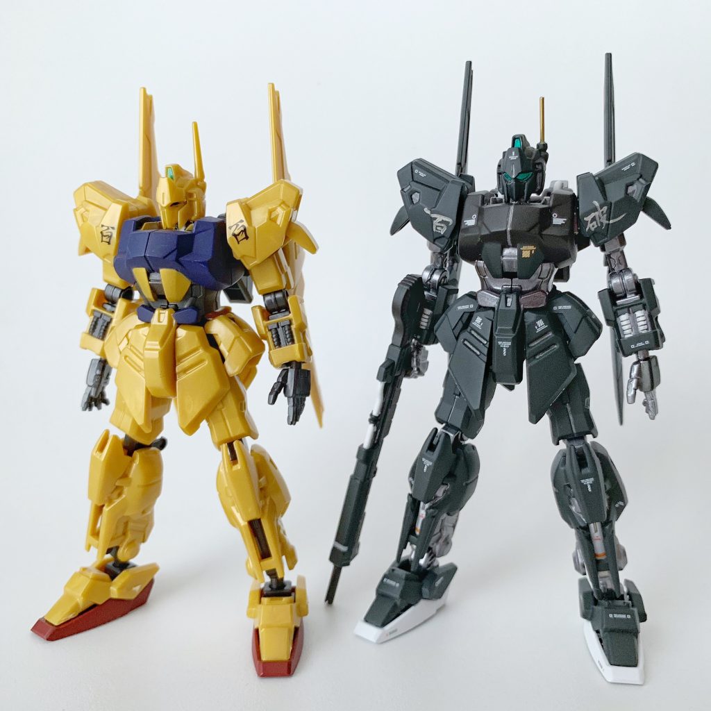 素体そのままと並べて。フレーム延長による全高の変化と、ひさしパーツ切削によるツインアイの拡大がお分かりいただけるかと…二の腕パーツはスリムさを重視してオミット。