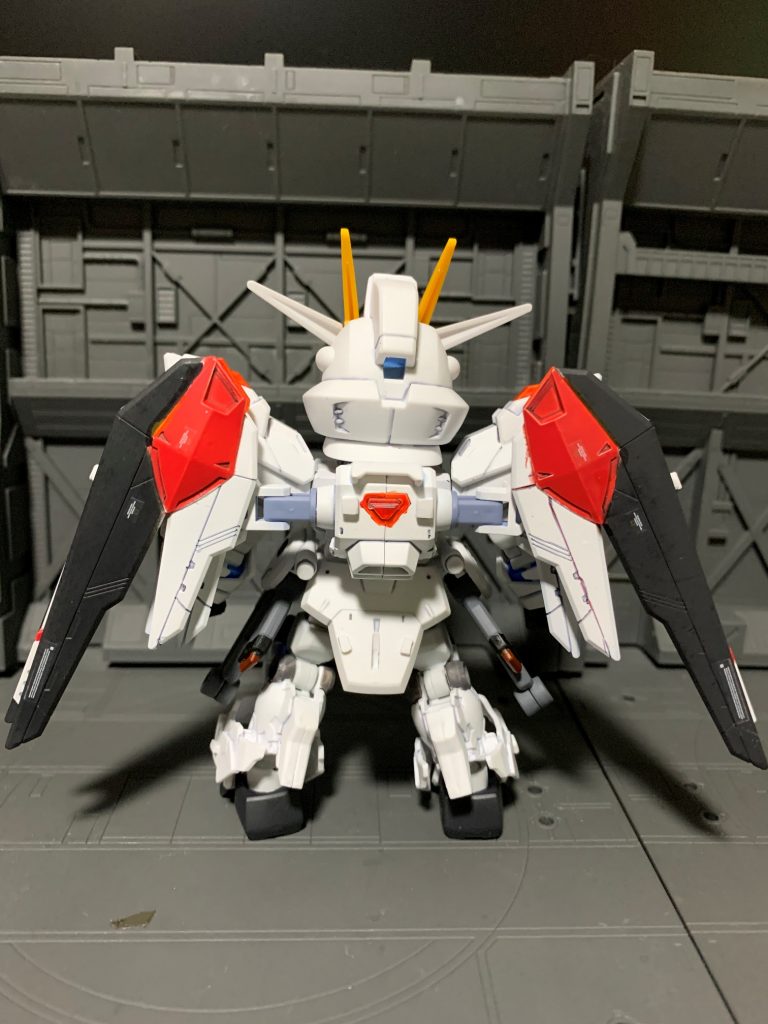 PHASE-02 白い翼バックパックは白、赤、ミッドナイトブルーの3色で塗装。バックパックとバラエーナビーム砲にも加工したランナータグを接着してディティールアップしました。