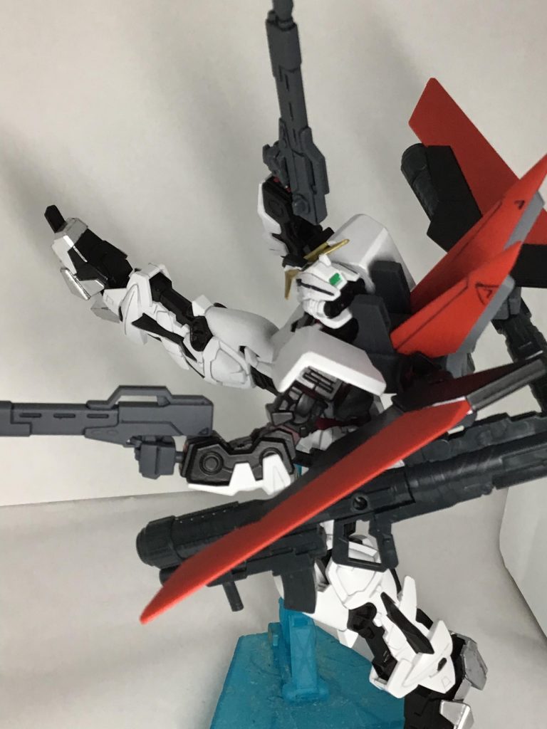 脚部はブルーフレームセカンドの物を使ってるので、つま先のアーマーシュナイダーも健在。