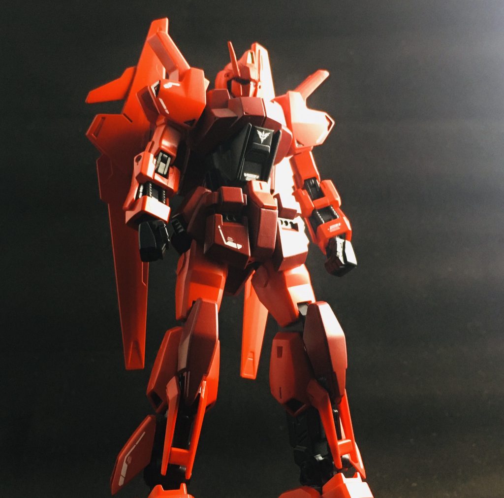 本来はサフ吹いてゆっくり作る予定だったんですが
友達が泊まりに来る時に完成させときたくて慌てて作り
そして胸部分にホコリが入り込んだので、修正する時間もなく、ネオ・ジオンデカールで誤魔化しました