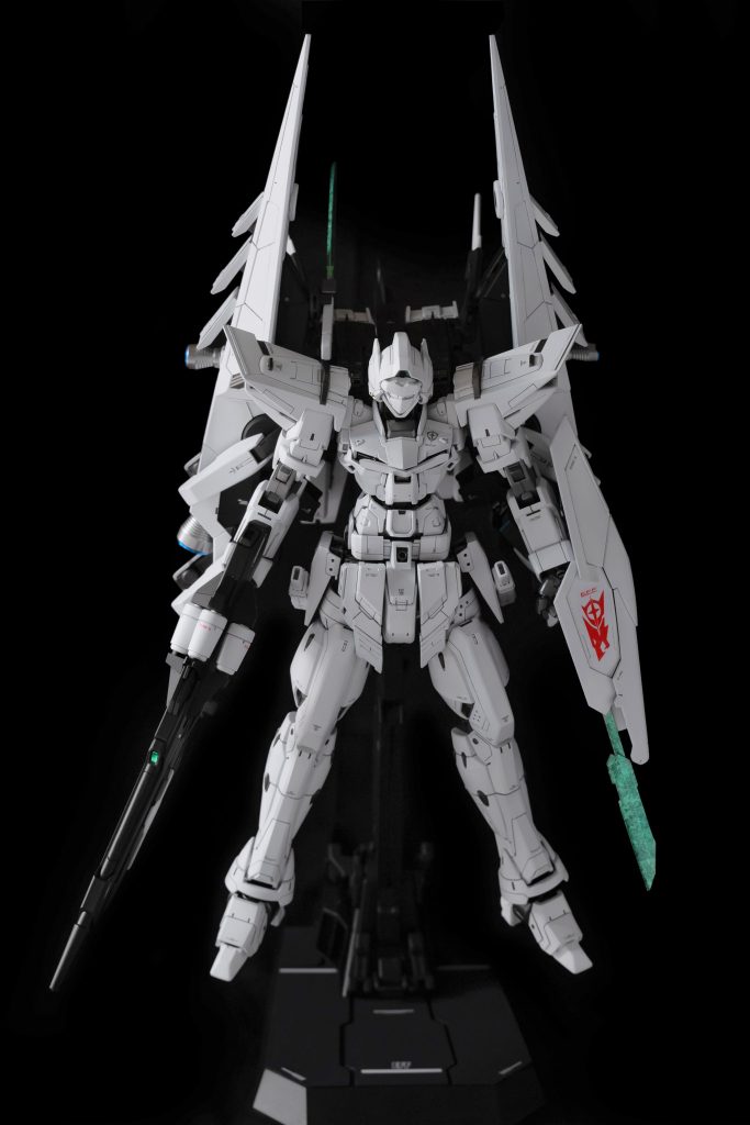 塗装はとにかく白を引き立てるために意図的に有彩色を排除しています。おかげでシールドのウルフのマーキングが余計に際立ってくれます。