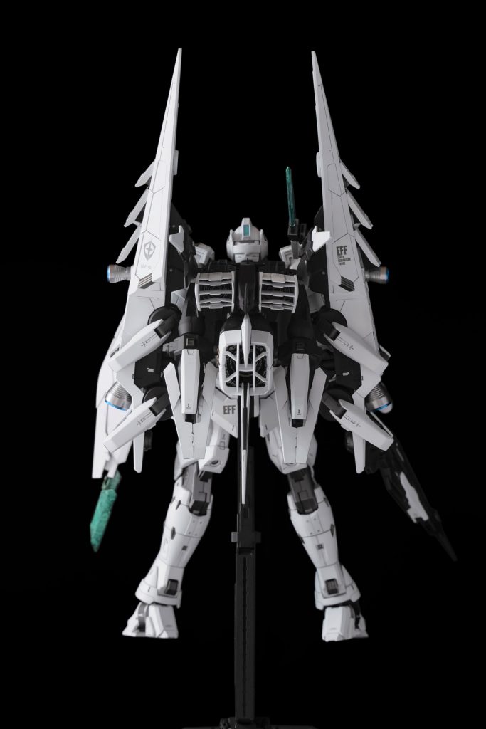 バックパックは独自の解釈を入れて元の設定よりも大幅にボリュームアップさせています。