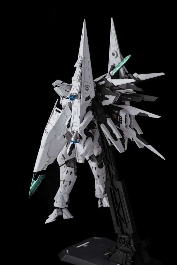 全体的にシルエットがシャープになるようにバランスを調整しています。一部プラ板で工作しています。
